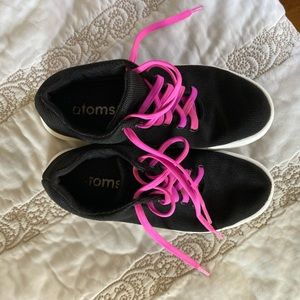 GUC black and white atoms shoes size 7.25